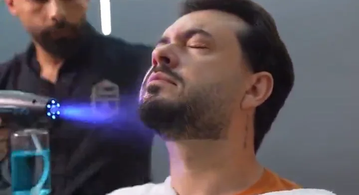 Cliente recebendo vapor facial na Shadi Barbearia